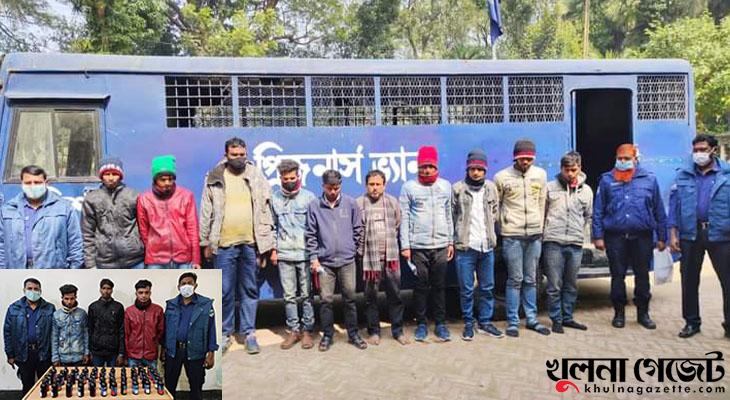 Saxalinda bir kecha-kunduzlik Qora dantelli paypoqlarda seksual sargish