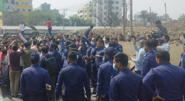 সরকারি সরঞ্জাম জমা দিলেন অব্যাহতি পাওয়া ৬০ এসআই