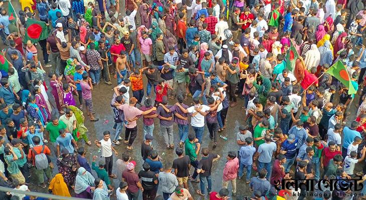 ছবিতে খুলনায় ছাত্র-জনতার বিজয় উল্লাস