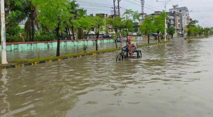 খুলনায় টানা বৃষ্টিতে শহরে হাঁটু পানি, বেড়েছে জনদুর্ভোগ