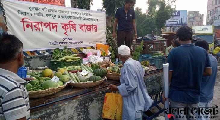 নজর কাড়ছে খুলনার ভ্রাম্যমাণ ‘নিরাপদ কৃষি বাজার’