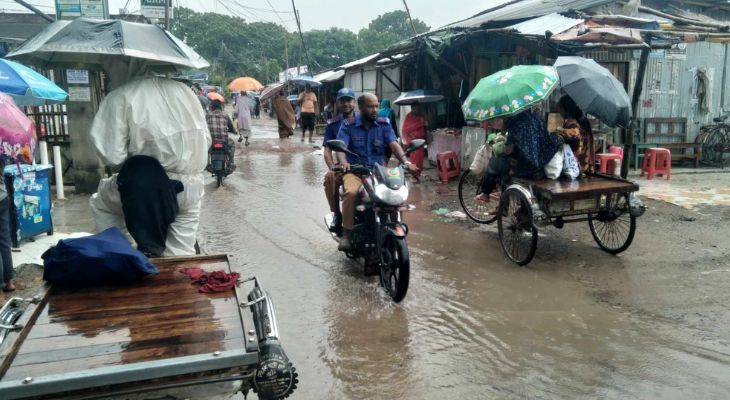 লোহাগড়া বাজার সড়ক পানি-কাঁদায় একাকার, ভোগান্তি চরমে