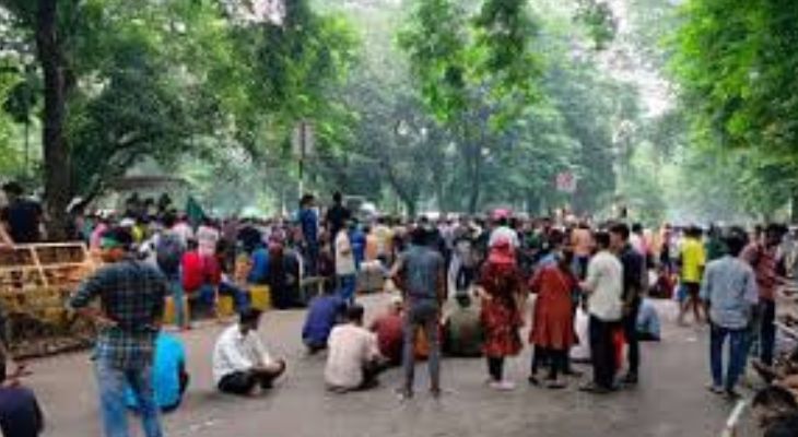 চাকরিতে প্রবেশের বয়স বাড়ানোর আন্দোলনে পুলিশের টিয়ারগ্যাস, সাউন্ড গ্রেনেড