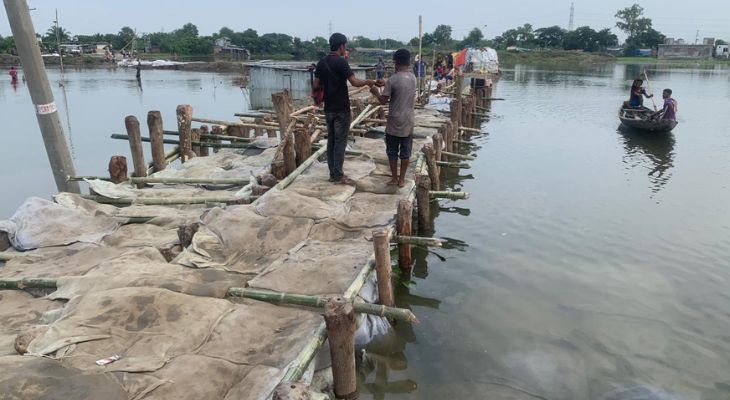 মেরামত করা সম্ভব হয়েছে বেতনা নদীর পাউবো’র বেড়িবাঁধের ভাঙন পয়েন্ট