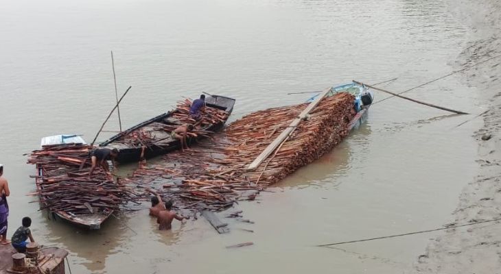 কয়রায় নদীতে জ্বালানি কাঠ ভর্তি কার্গো ডুবছে ভেসে গেছে জ্বালানী কাঠ