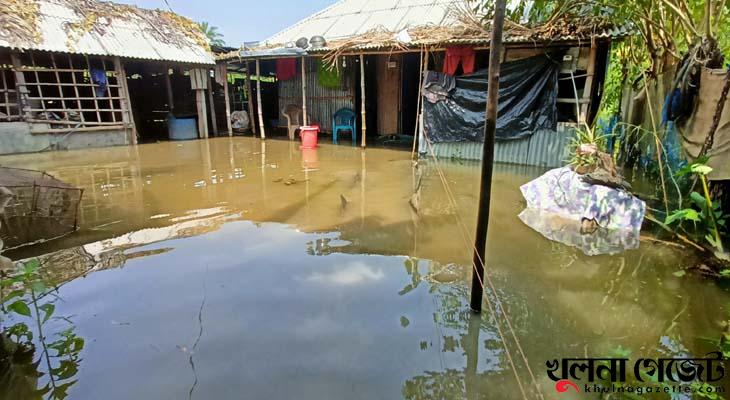 বসতবাড়িতে পানি, বিশুদ্ধ পানির সংকটসহ দুর্ভোগে বিল ডাকাতিয়ার মানুষ