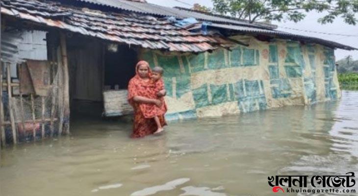 টানা বৃষ্টিতে সাতক্ষীরায় জলাবদ্ধতা, ভেসে গেছে মৎস্য ঘের, পুকুর ও ফসলের ক্ষেত