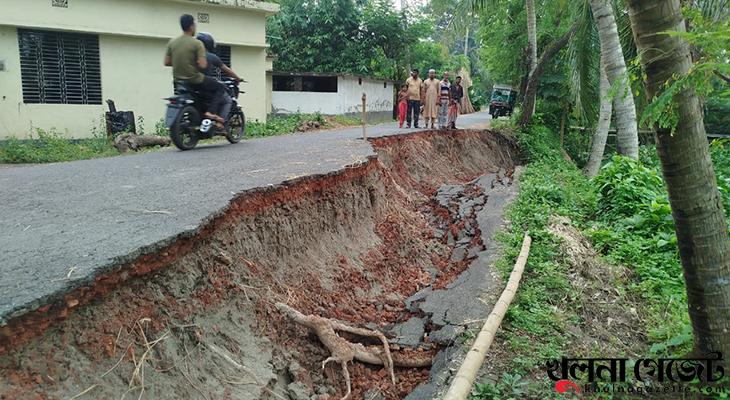 তেরখাদার চরকুশলা-পাতলার বিভিন্ন স্থানে রাস্তা ধসে খালে বিলীন হওয়ার শঙ্কা