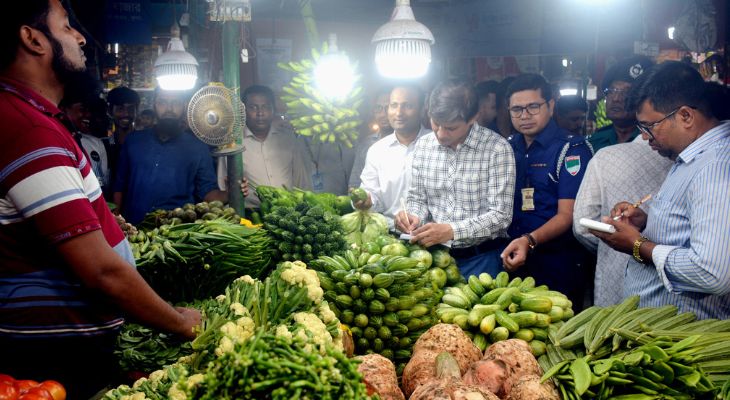 খুলনায় কাঁচাবাজারে বিশেষ টাস্কফোর্সের তদারকি