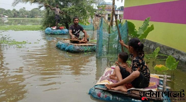 সাতক্ষীরায় জলাবদ্ধ এলাকার মানুষের চলাচলের ভরসা এখন ভেলা