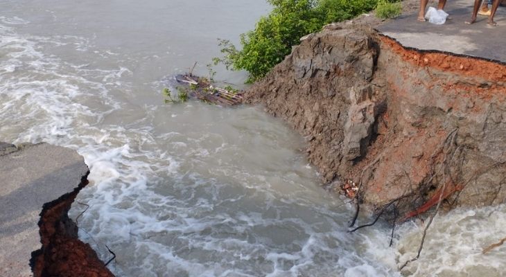 পাইকগাছার নড়া নদীর জোয়ারের পানির চাপে রাস্তায় ভাঙ্গন, স্বেচ্ছাশ্রমে সংষ্কার