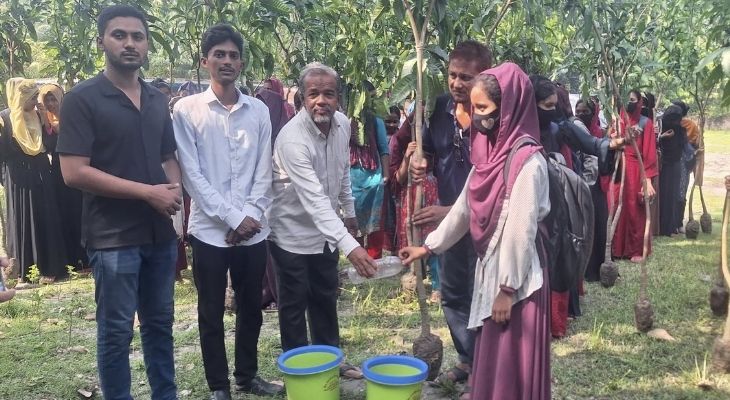 সাতক্ষীরায় পরিবেশ রক্ষায় প্লাস্টিকের বিনিময়ে গাছ পেল শিক্ষার্থীরা