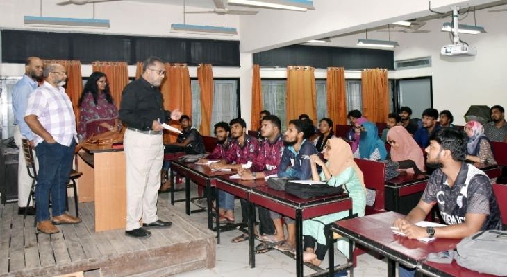 আকস্মিক ক্লাস পরিদর্শনে খুবির নবনিযুক্ত উপাচার্য, দিলেন দিকনির্দেশনা