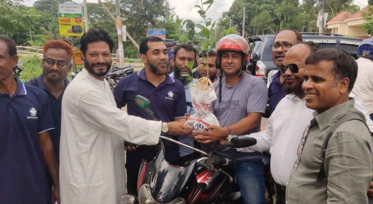 বাগেরহাটে হেলমেট পড়ে মোটরসাইকেল চালাতে উৎসাহিত করতে ব্যতিক্রমী ক্যাম্পেইন