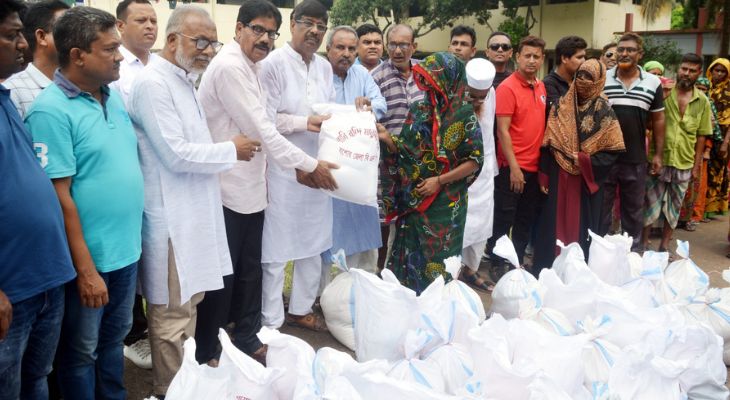 কেশবপুরে বন্যা দুর্গত মানুষের মাঝে বিএনপির খাবার বিতরণ