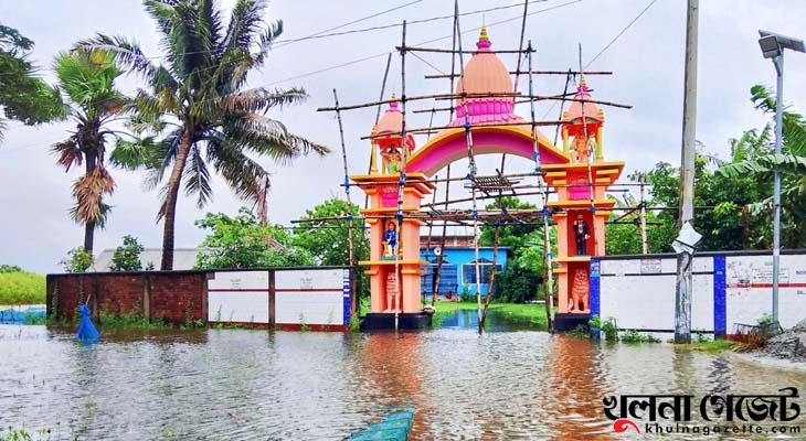 অভয়নগরে পানিবন্দি অবস্থায় এবার দূর্গাপুজার আনন্দ ম্লান