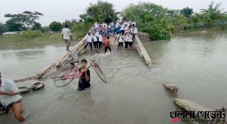 ভেঙ্গে পড়া সেতুতে ঝুঁকি নিয়ে চার ইউনিয়নের মানুষের চলাচল