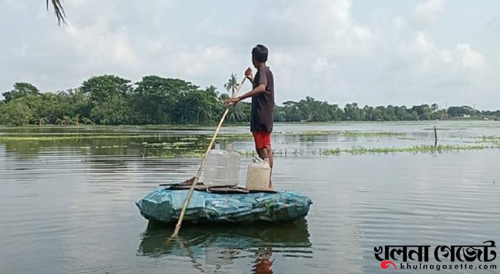 সাতক্ষীরায় জলাবদ্ধ এলাকায় খাবার পানির তীব্র সংকট, বাড়ি ছাড়ছে অনেকে