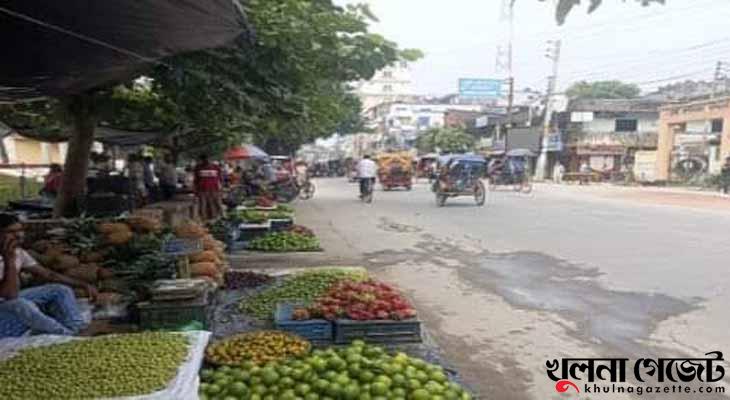 ঝিনাইদহে বিশ্রামের বেঞ্চ ফল ব্যবসায়ীদের দখলে