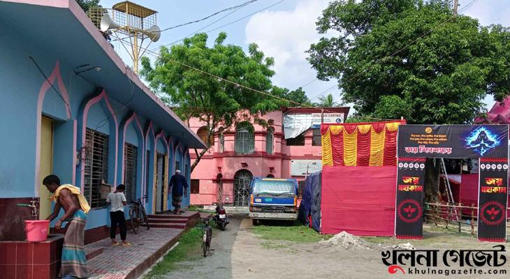 চিত্রা নদীর পাড়ে একই স্থানে নির্বিঘ্নে চলছে নামাজ-পূজা