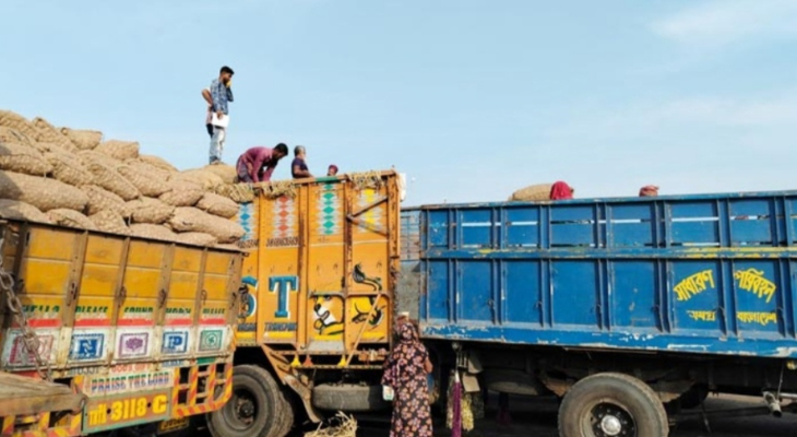 ভোমরা বন্দর দিয়ে এসেছে ২২ ট্রাক আলু ও পেঁয়াজ