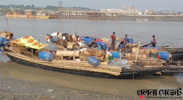 ঋণের বোঝা মাথায় নিয়ে দুবলার শুটকি পল্লীর উদ্দেশ্যে জেলেদের যাত্রা