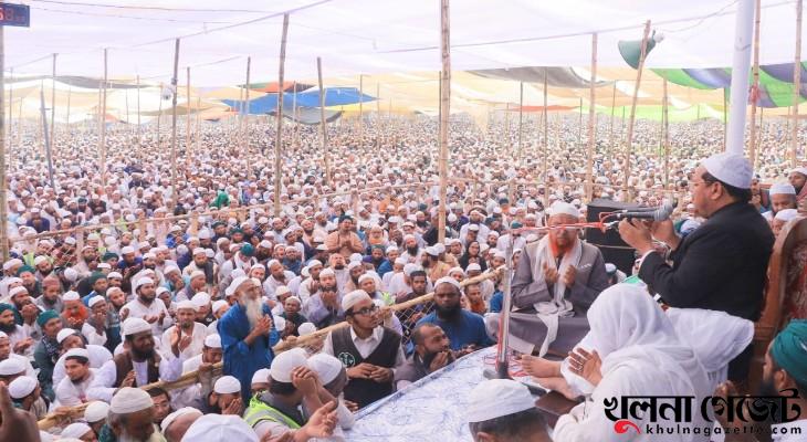 আখেরি মুনাজাতে মুসলিম উম্মাহ’র শান্তি কামনার মধ্য দিয়ে মাহফিলের সমাপ্তি