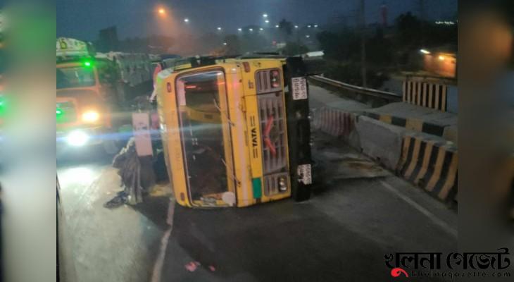 বেপরোয়া গতি, রূপসা সেতুতে উল্টে গেল চালবাহী ট্রাক