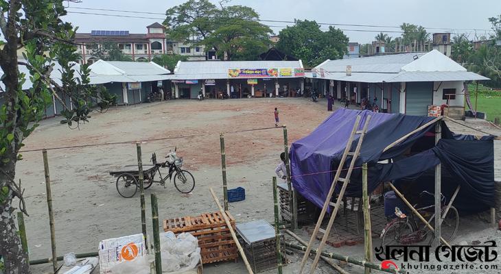 শিক্ষা প্রতিষ্ঠানের পাশে কাঁচা বাজারের আড়ৎ, বিঘ্নিত হচ্ছে পাঠদান