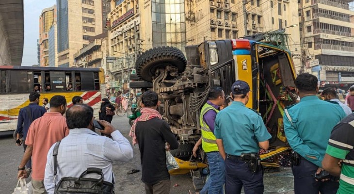 রাজধানীতে বাস ও ট্রাকের মুখোমুখি সংঘর্ষে নিহত ১