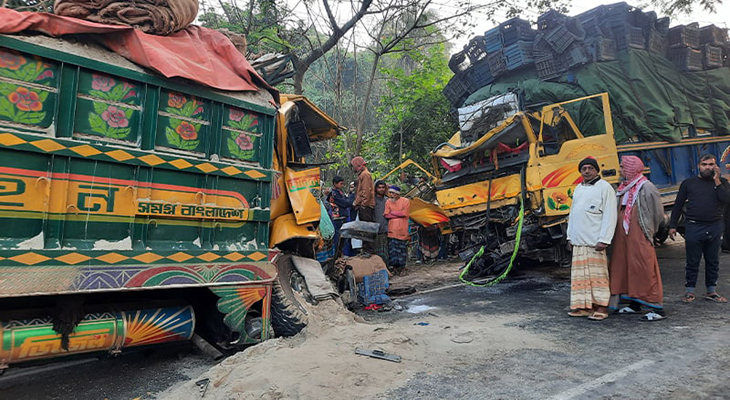 ঝিনাইদহে ২ ট্রাকের মুখোমুখি সংঘর্ষ চালক নিহত