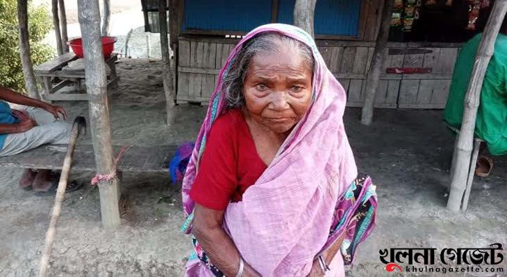 কয়রায় প্রতারণা করে বৃদ্ধ মহিলার বয়স্ক ভাতার টাকা উত্তোলন