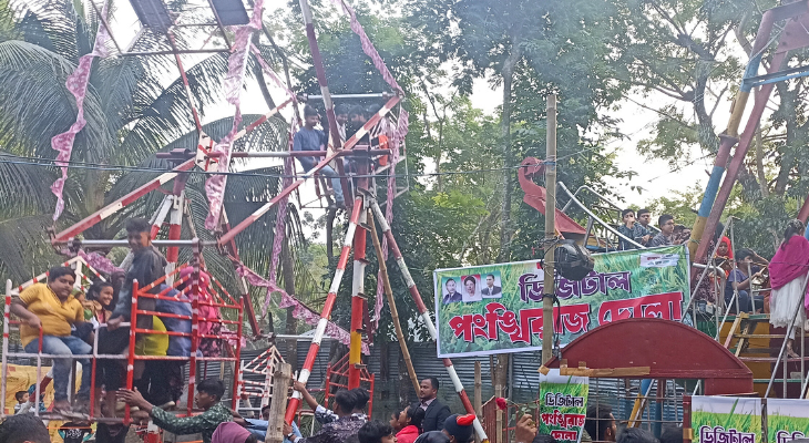 মোরেলগঞ্জে জমে উঠেছে কালাচাঁদ আউলিয়ার মেলা