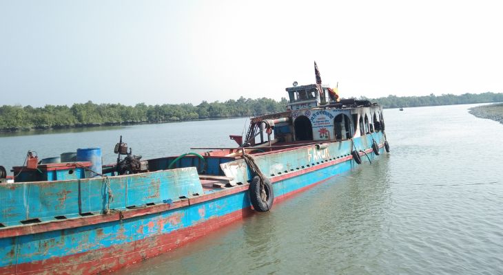 থাম‌ছে না শাকবাড়িয়া নদী থেকে বালু উত্তোলন, হুমকিতে বেঁড়িবাঁধ ও ফসলি জমি