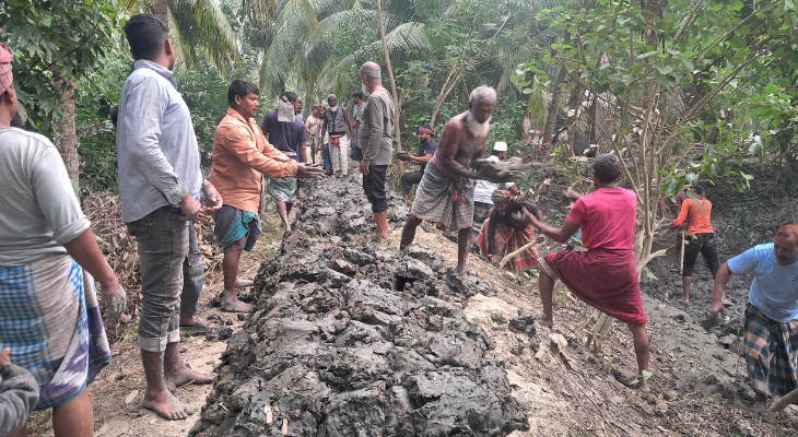 বাগেরহাটে বেড়িবাঁধ নির্মাণ করে দিলো জামায়াত