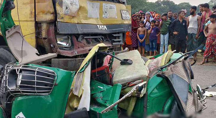 ট্রাক-অটোরিকশার সংঘর্ষে একই পরিবারের ৪ জন নিহত