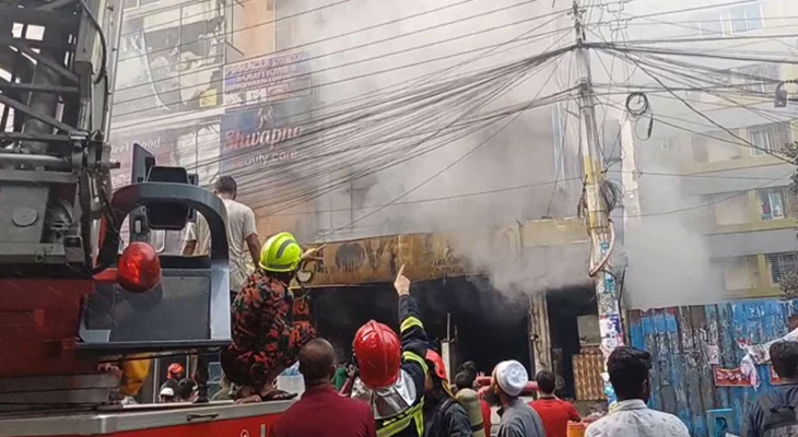 রাজধানীতে রেস্টুরেন্টে আগুন, নিয়ন্ত্রণে ১২ ইউনিট