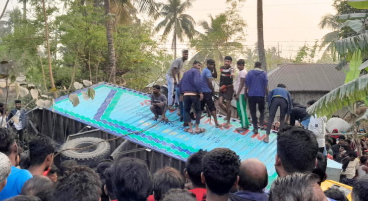 সুন্দরবন কুরিয়ার সার্ভিসের গাড়িচাপায় দুই জনের মৃত্যু