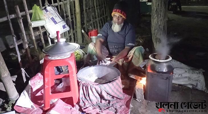 কয়রা উপকূলের মোড়ে মোড়ে পিঠার পসরা