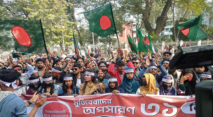 সকাল থেকেই শহীদ মিনারে ছাত্র-জনতার ভিড়