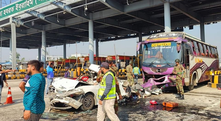 মাওয়া এক্সপ্রেসওয়েতে প্রাইভেটকারে বাসের ধাক্কা, ৫ জনের প্রাণহানি