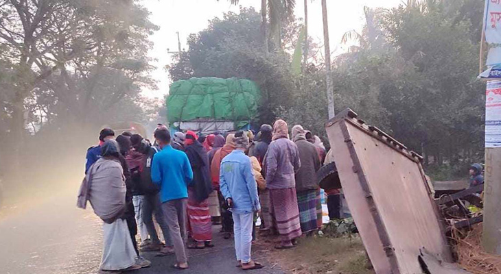 করিমনে ট্রাকের ধাক্কায় ৮ শ্রমিক হতাহত