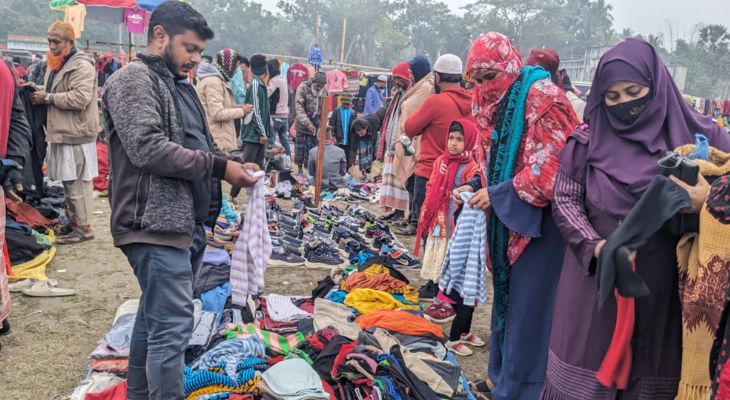 রামপালে শীতবস্ত্রের চাহিদা তুঙ্গে, ফুটপাতে কেনাকাটার ধুম