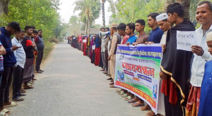 কালিগঞ্জে অবৈধ যানবাহন চলাচল বন্ধের দাবিতে মানববন্ধন