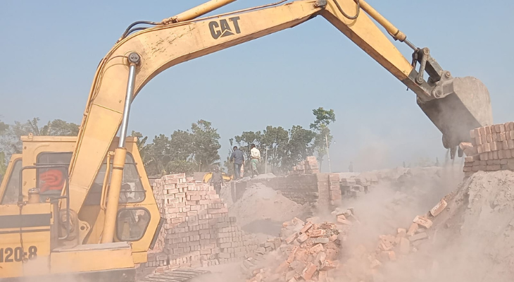 অ‌বৈধ ইটভাটায় অ‌ভিযান: ৩টির মা‌লিক‌কে জ‌রিমানা, গু‌ড়ি‌য়ে দেওয়া হ‌লো ২টি