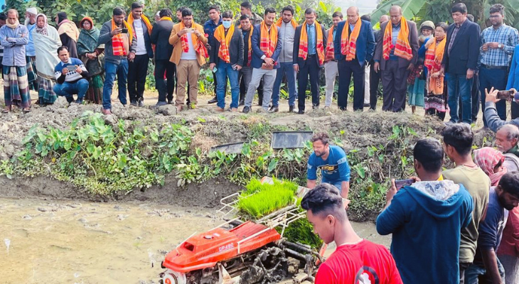 চিতলমারীতে রাইচ ট্রান্সপ্লান্টারের মাধ্যমে ধান রোপণ উদ্বোধন