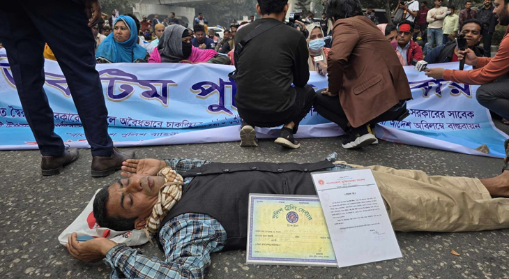 পুনর্বহালের দাবিতে সচিবালয়ের পথে চাকরিচ্যুত পুলিশ সদস্যরা