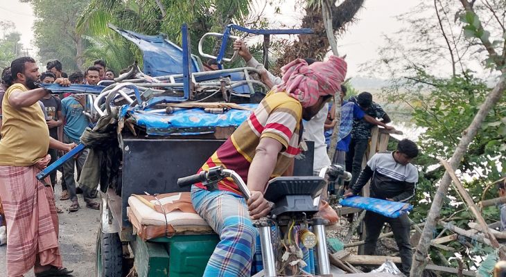 মোরেলগঞ্জে যাত্রীবাহী বাসের চাপায় দুইজনের মৃত্যু, আহত ৩