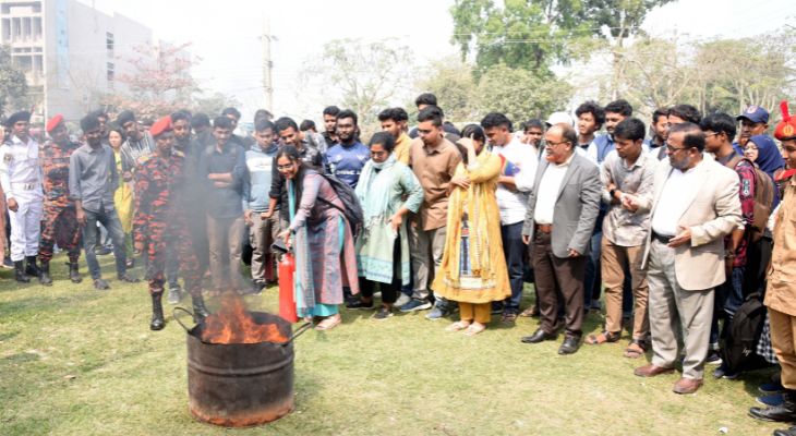 খুবিতে হাতে-কলমে অগ্নি নির্বাপণের কলা-কৌশল শিখলেন শিক্ষার্থীরা