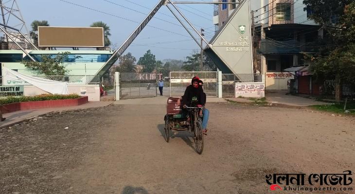 সকাল থেকেই কুয়েট শিক্ষার্থীরা হল ছাড়‌ছে